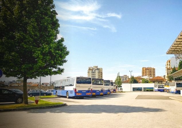 Plataformas para mobilidade reduzida de autocarros da UNIR reduzida terão sido desmontadas